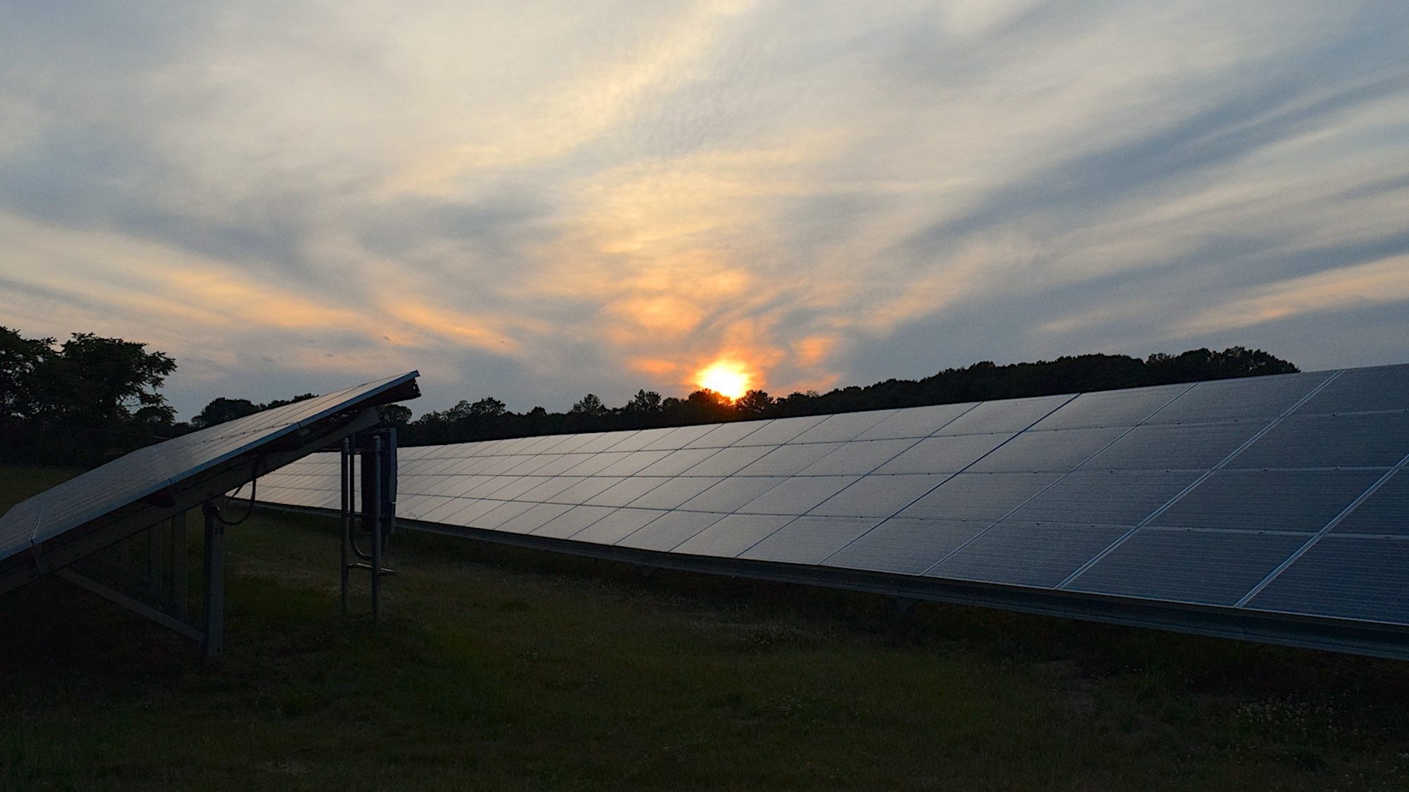 solarpanele auf einem Feld mit Sonnenuntergang