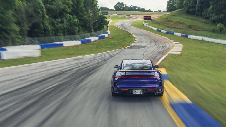 Porsche Taycan Turbo GT mit Weissach-Paket in Aktion auf einer Rennstrecke, symbolisiert Hochleistungs-Elektromobilität